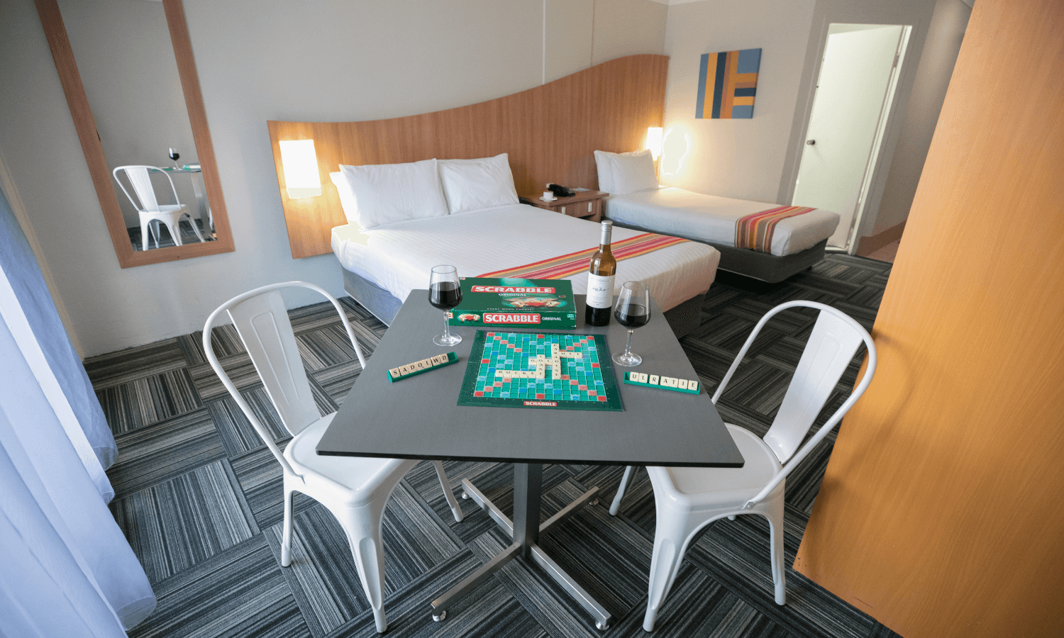 Savvy Snacking: Dining Hacks for Hotel Stays